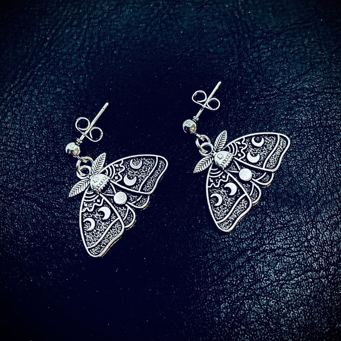 Wholesale Gothic Silver Moth-alloy Earrings with Moon and Sun Pattern Alloy Earrings